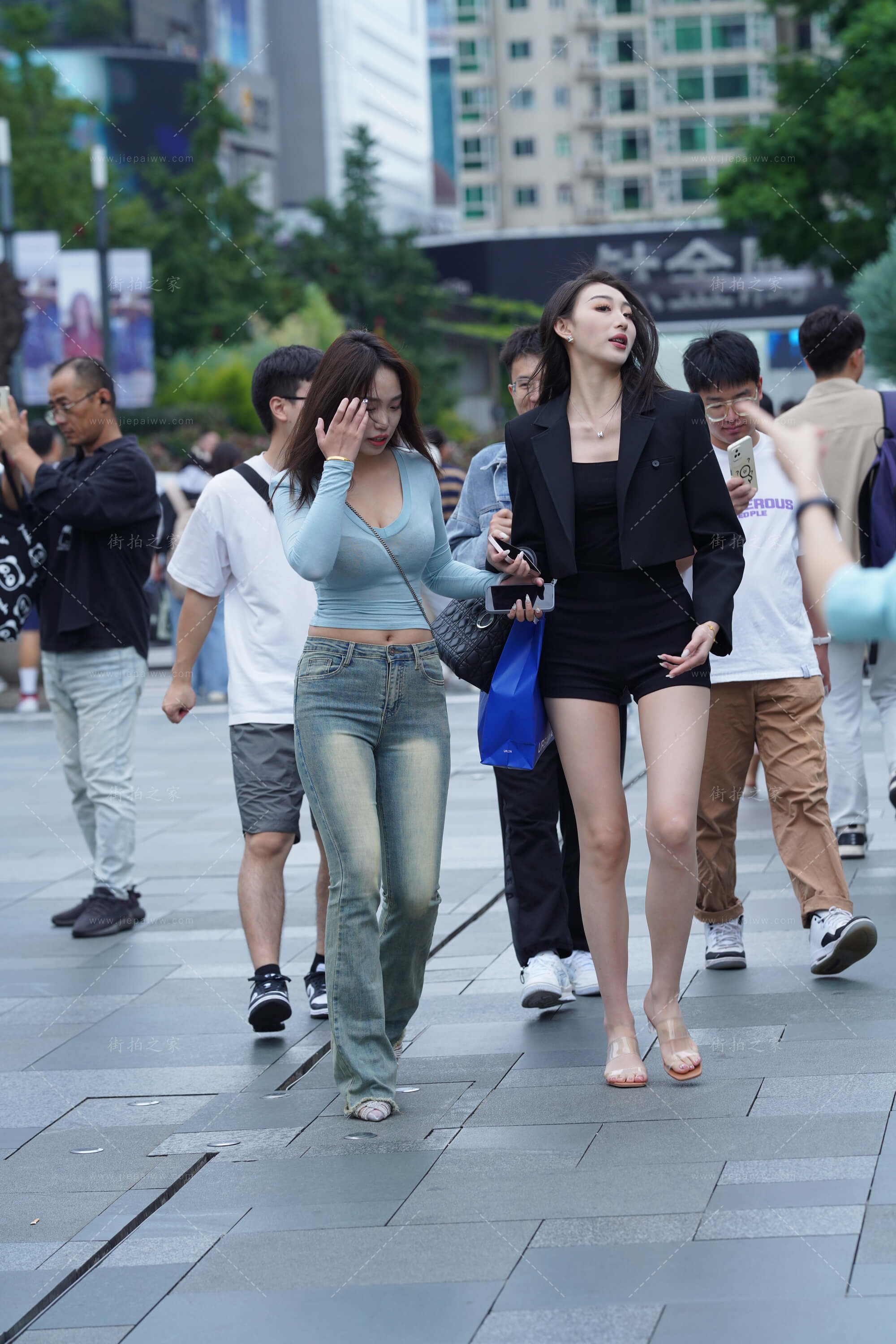 美腿与牛仔裤闺蜜