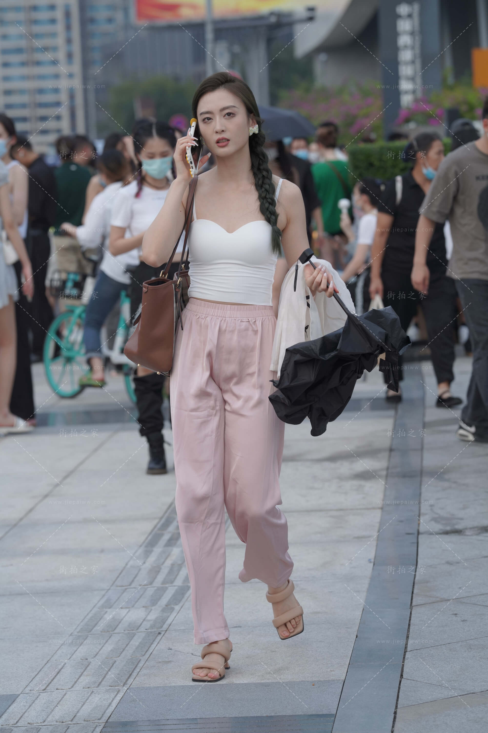 粉色长裤美眉