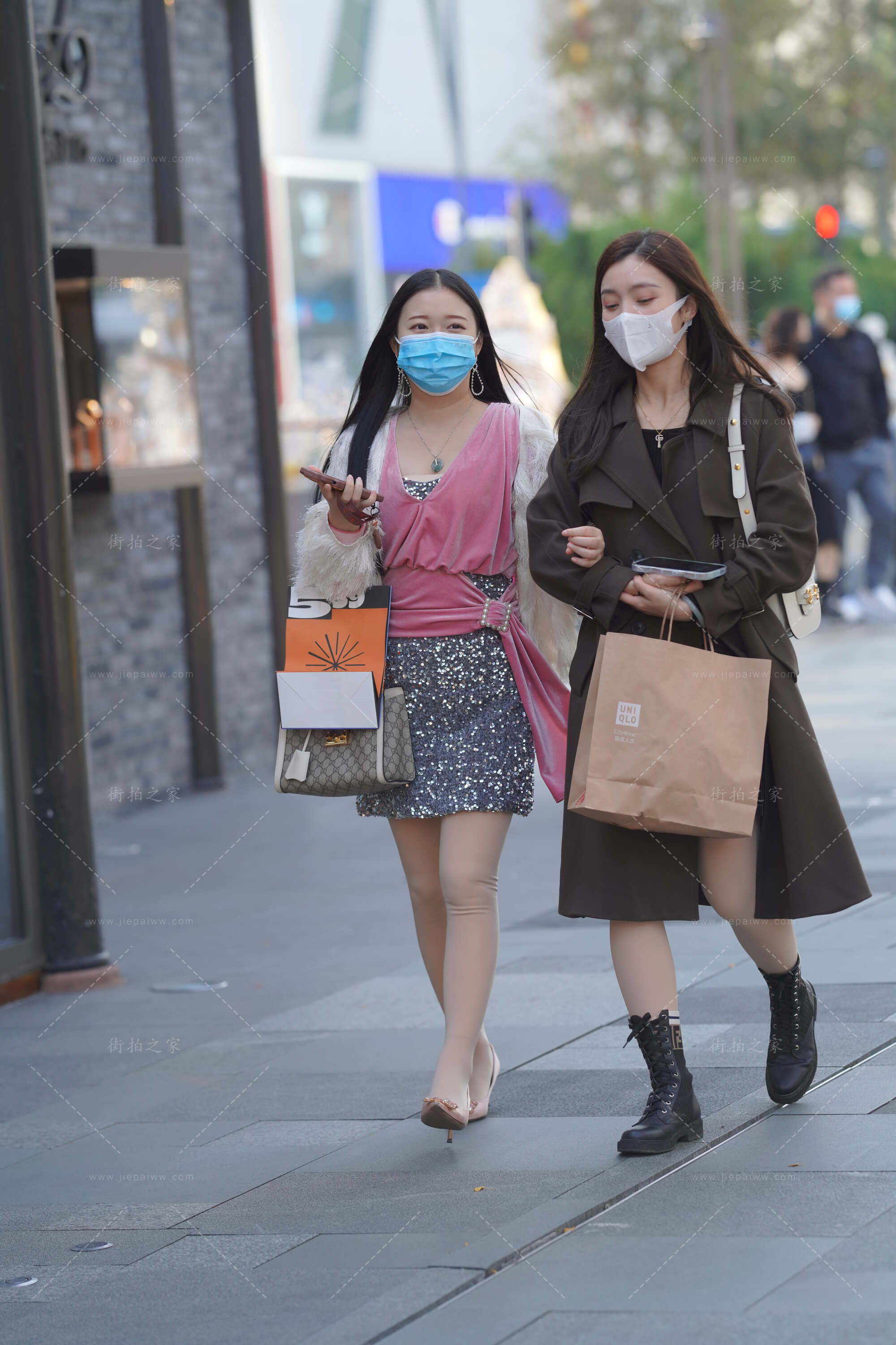 街拍丝腿高跟美女姐妹