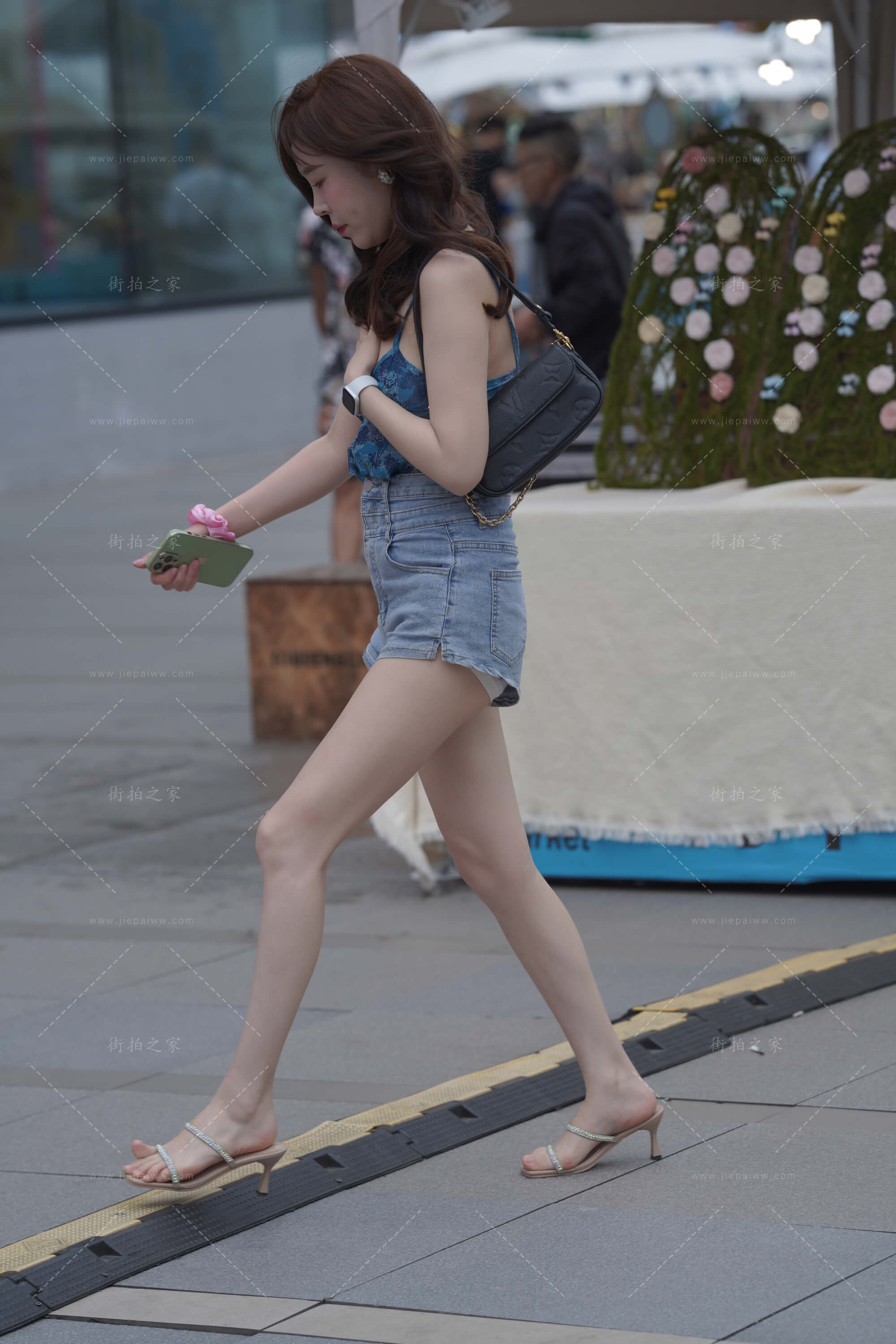 街拍高腰热裤长腿美女