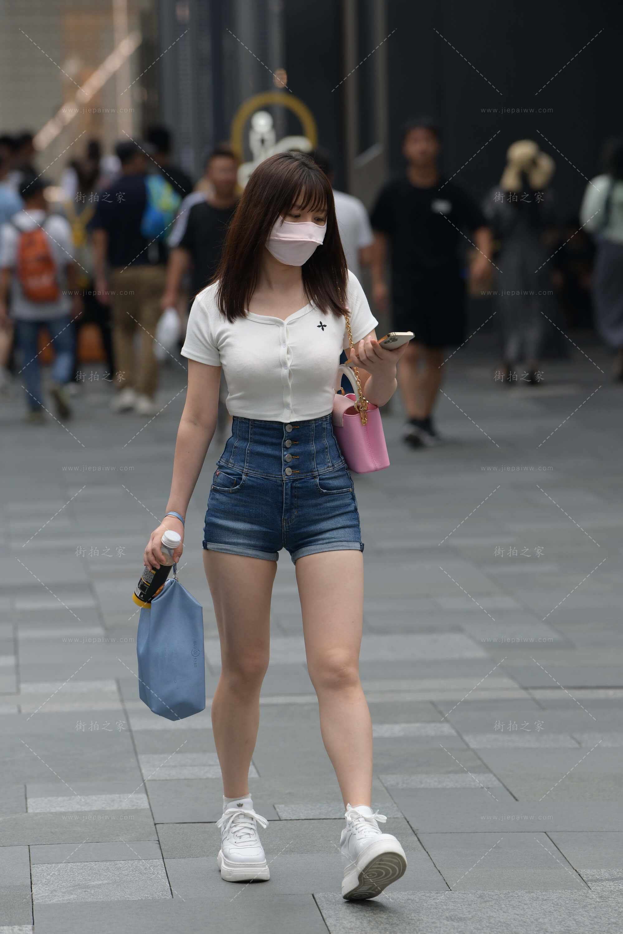 街拍热裤娇小美妞