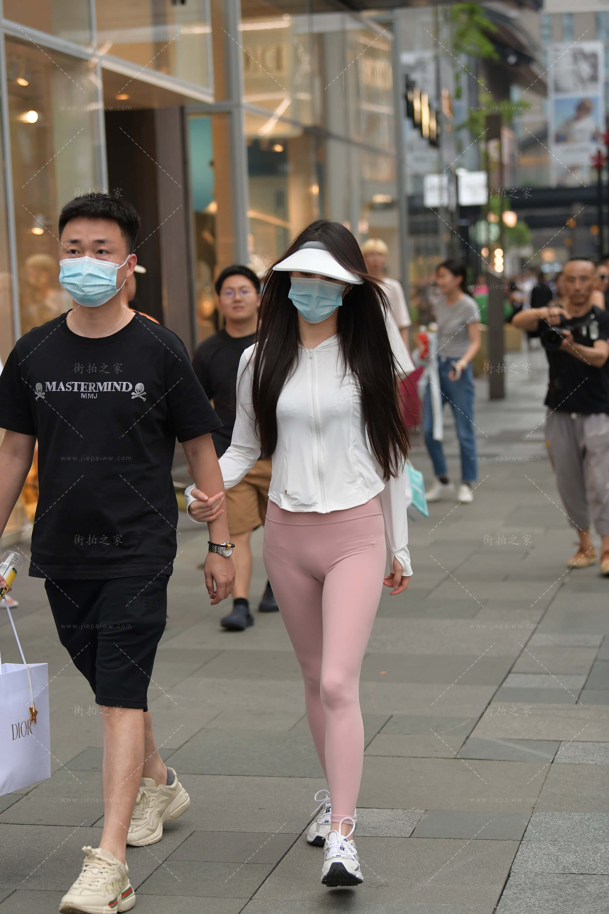 粉色紧身打底裤美眉