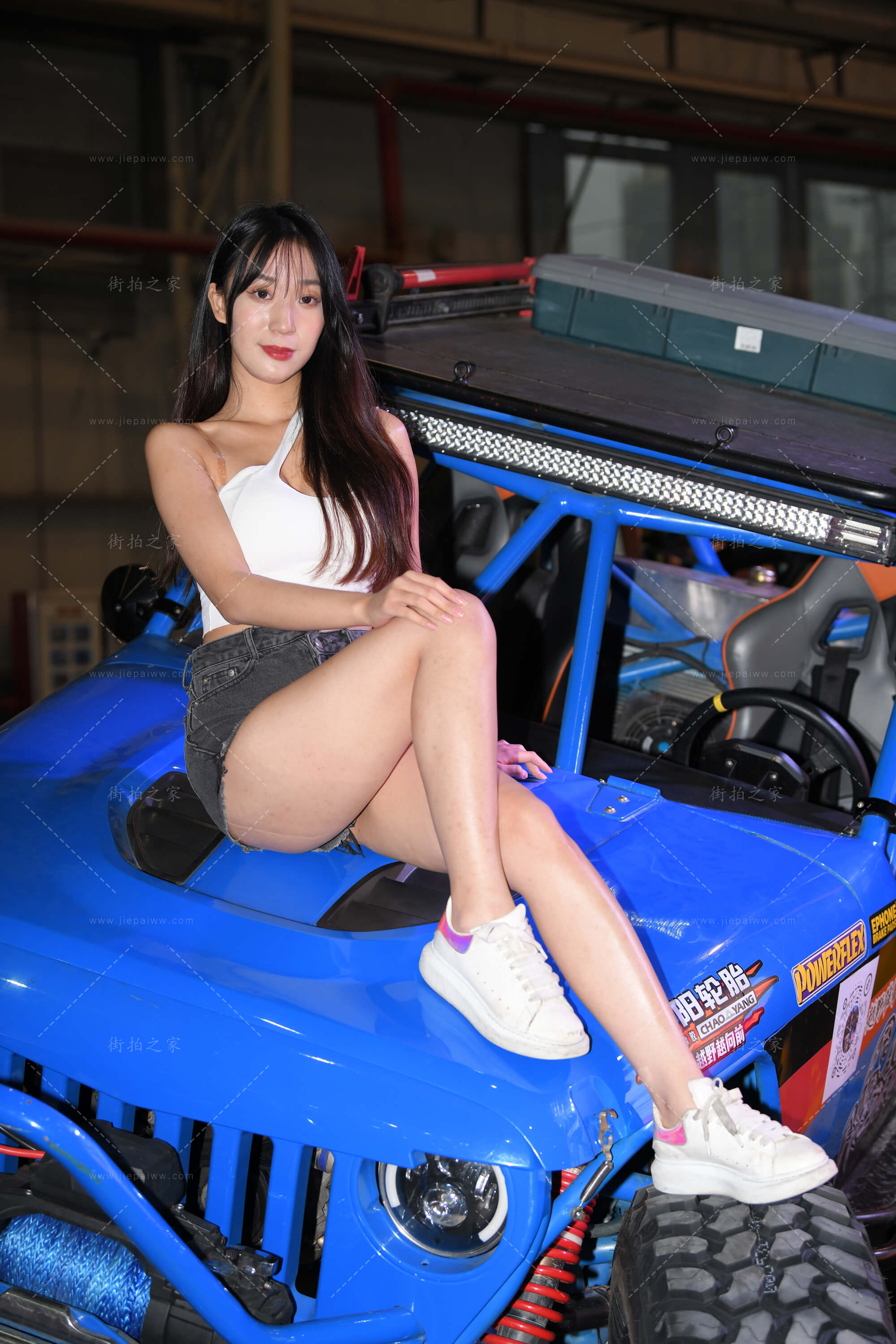 车顶上性感的热裤女模