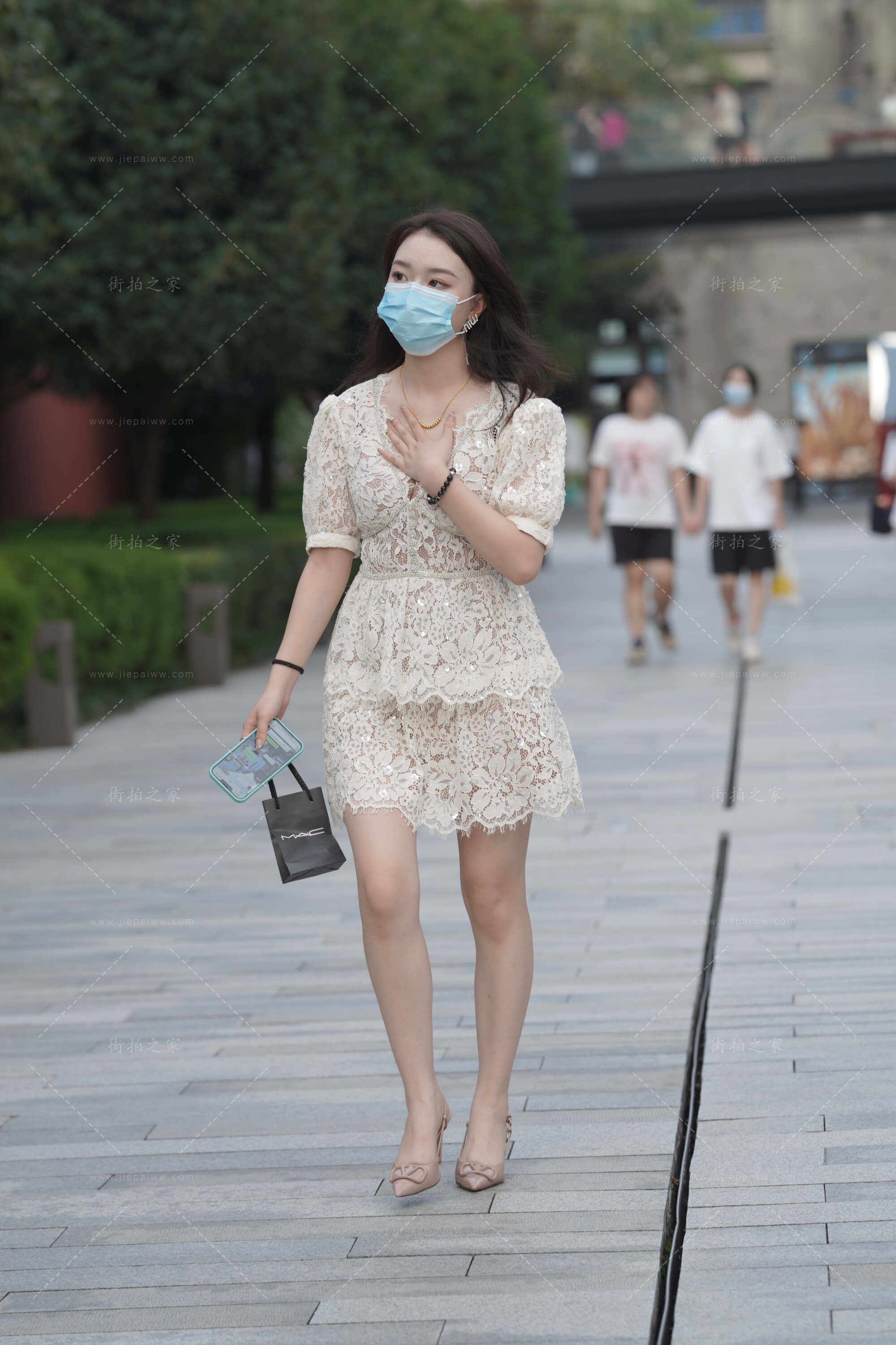 街拍镂空白裙美女